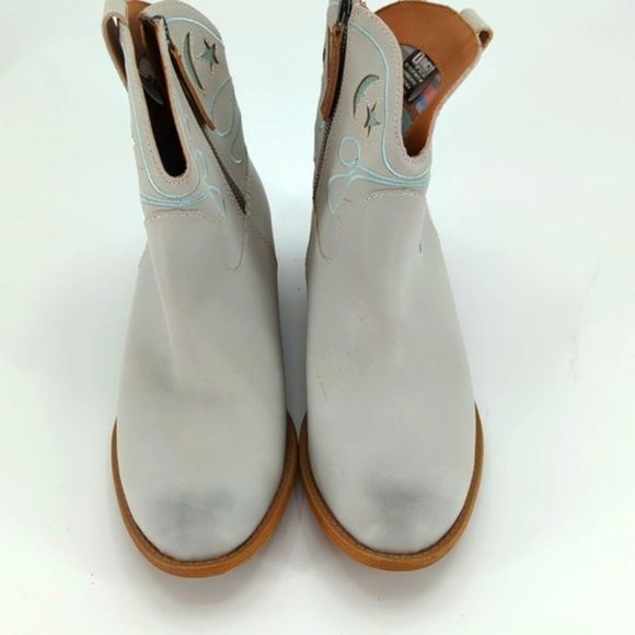 Dingo Urban Cowgirl White Ankle Booties with Moons and Stars Size 9 - Picture 4 of 8